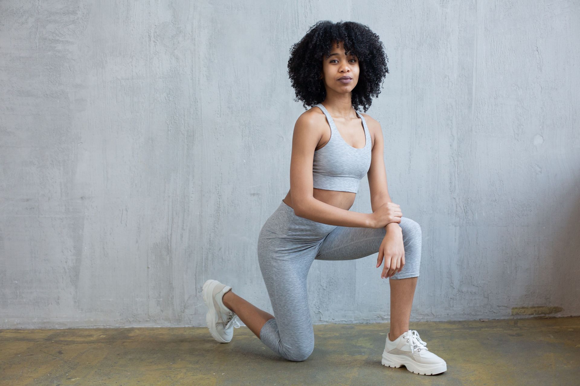 Remember to warm up before performing the 90/90 hip stretch. (Image via Pexels/ Monstera)